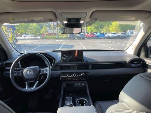 Used 2023 Honda Pilot Touring image 5
