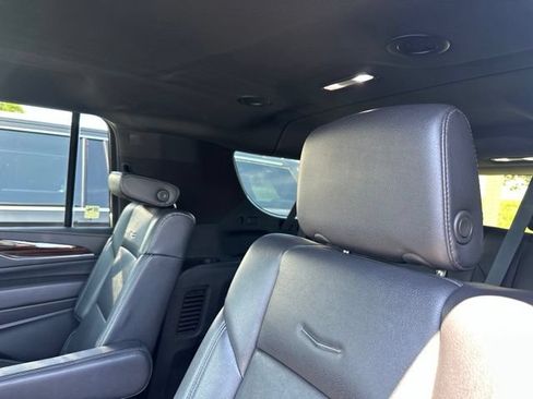 Used 2024 Cadillac Escalade ESV Luxury AWD/4WD image 15