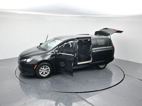 Used 2022 Chrysler Voyager LX image 47