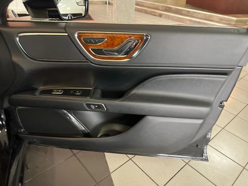Used 2017 Lincoln Continental Premiere image 30