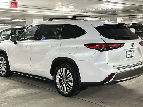 Used 2023 Toyota Highlander Platinum image 3