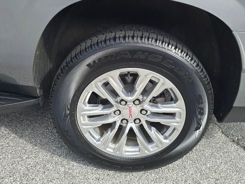 Used 2023 GMC Yukon XL SLE image 9