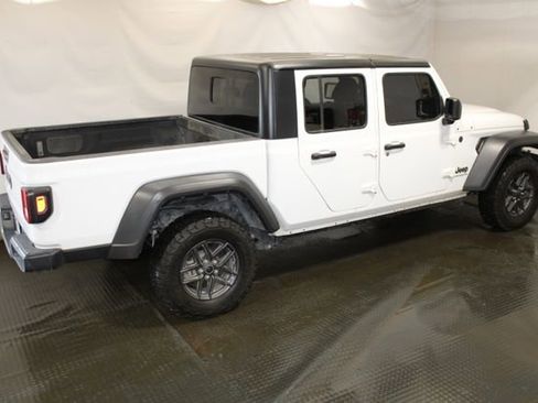 Used 2025 Jeep Gladiator Sport AWD/4WD image 4