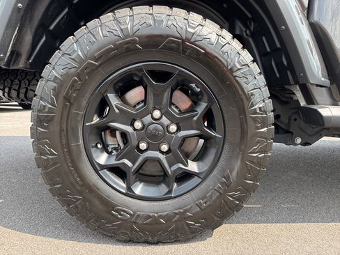 Used 2023 Jeep Gladiator Willys image 12