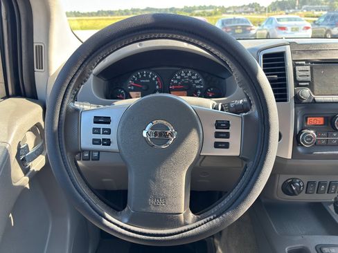 Used 2017 Nissan Frontier SV w/ SV Value Truck Package AWD/4WD image 14
