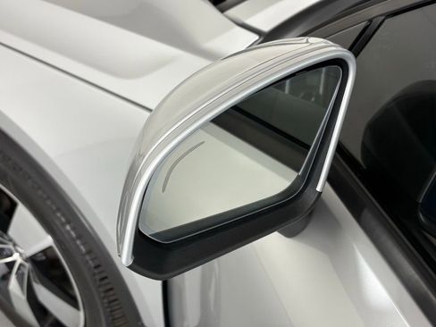 Used 2019 Volvo XC40 T5 Momentum image 13