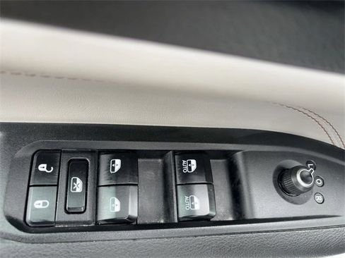 Used 2023 Jeep Compass Limited image 15