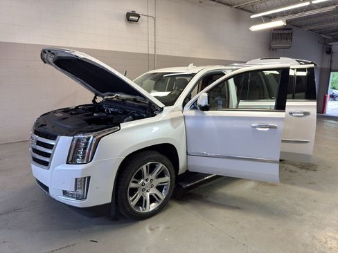 Used 2017 Cadillac Escalade ESV Premium Luxury AWD/4WD image 9