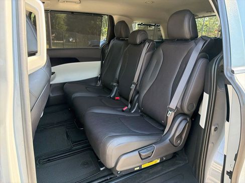 Used 2024 Kia Carnival EX FWD image 19