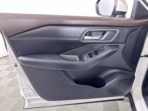 Used 2021 Nissan Rogue SV w/ Premium Package image 59