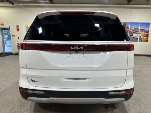 Used 2023 Kia Carnival LX image 10