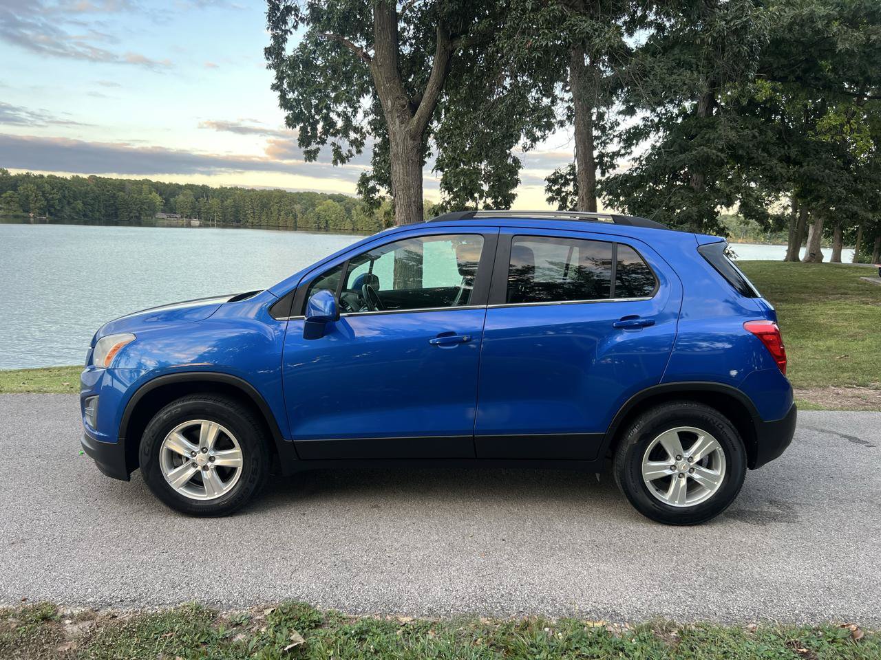 Used 2015 Chevrolet Trax LT w/ LT Sun and Sound Package FWD image 1