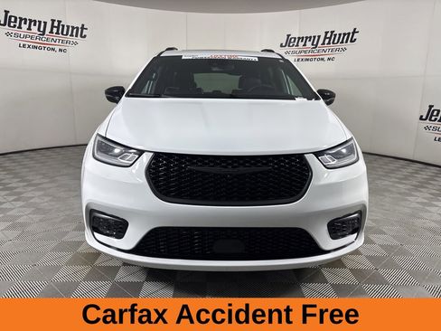 Used 2025 Chrysler Pacifica Limited image 3