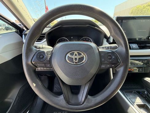 Used 2019 Toyota RAV4 XLE w/ Convenience Package FWD image 13