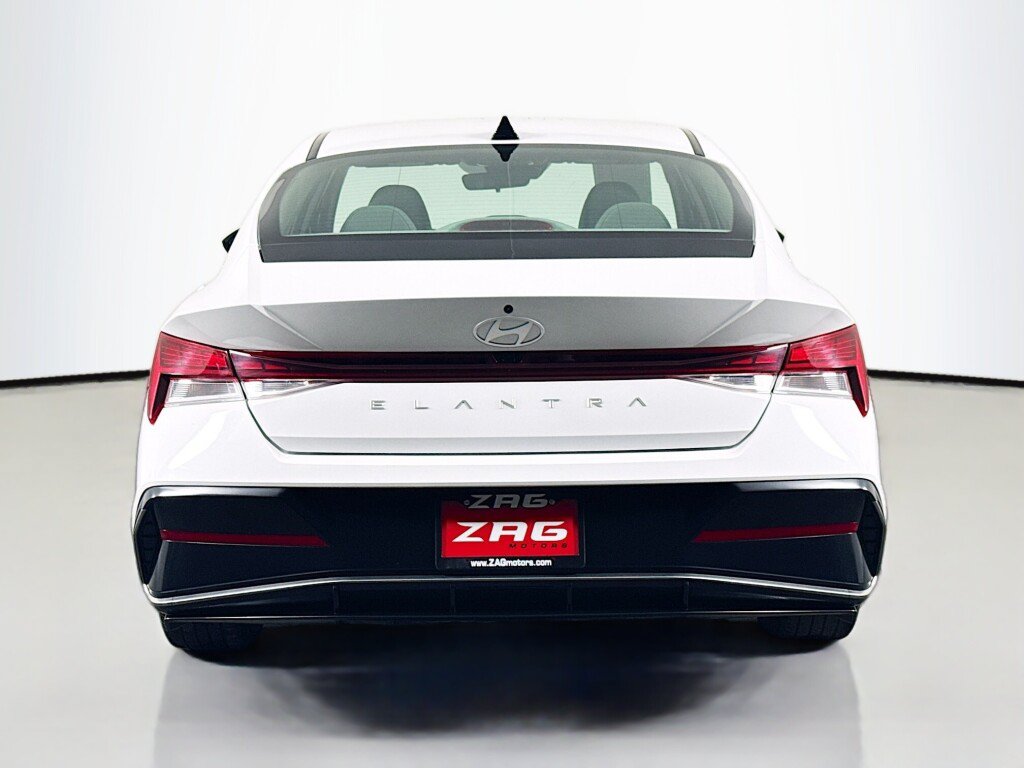 Used 2025 Hyundai Elantra SEL FWD image 4