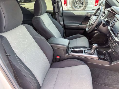 Used 2021 Toyota Tacoma TRD Sport w/ Technology Package image 15