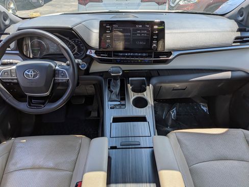 Used 2021 Toyota Sienna Limited FWD image 18