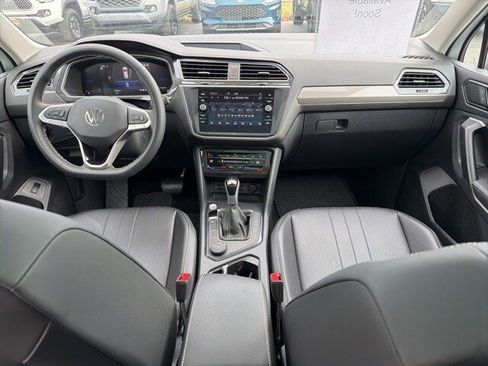 Used 2024 Volkswagen Tiguan SE image 2