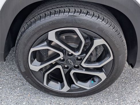 Used 2024 Chevrolet Trax RS w/ Sunroof Package FWD image 11