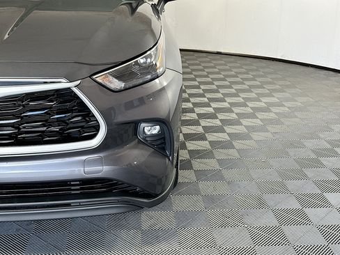 Used 2023 Toyota Highlander LE FWD image 9