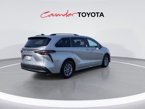 Certified 2025 Toyota Sienna XLE image 8