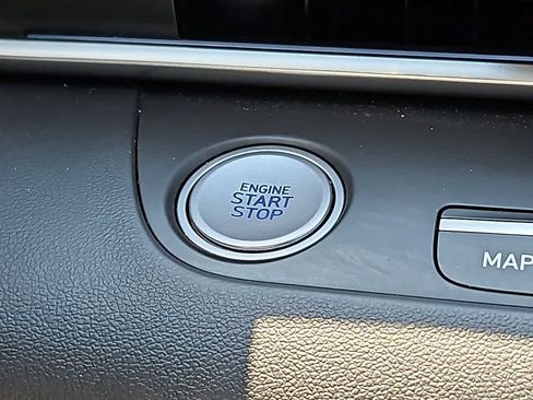 Used 2025 Hyundai Elantra Limited FWD image 23