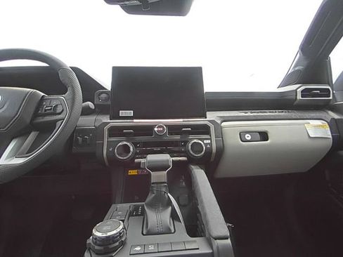 Used 2025 Toyota Tacoma Limited AWD/4WD image 25