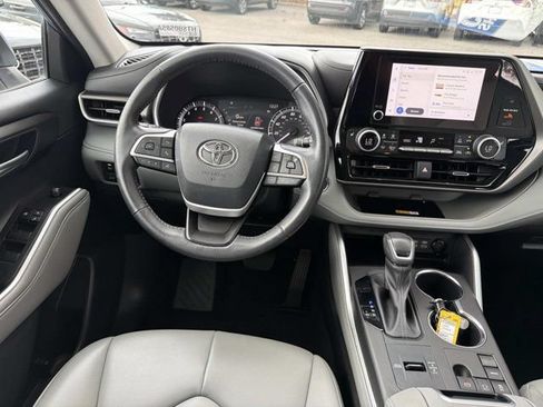 Used 2023 Toyota Highlander XLE FWD image 24