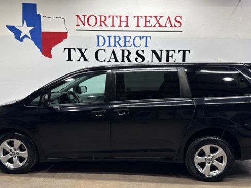 Used 2020 Toyota Sienna L image 11