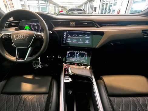 Certified 2024 Audi SQ8 e-tron Prestige w/ Prestige Package AWD/4WD image 14
