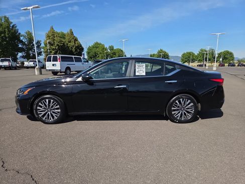 Used 2025 Nissan Altima 2.5 SV FWD image 11