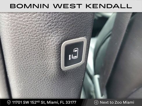 Used 2025 Chrysler Pacifica Select image 20