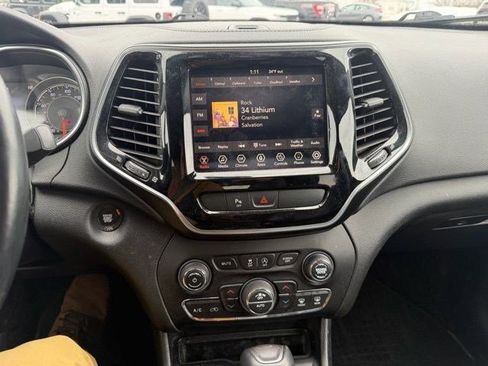 Used 2019 Jeep Cherokee Limited image 18