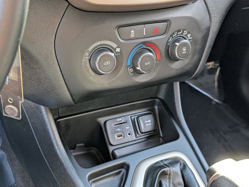 Used 2017 Jeep Cherokee Altitude image 22