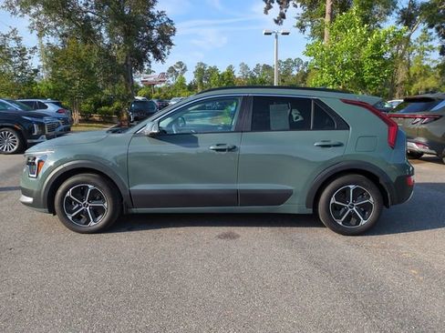 Used 2025 Kia Niro EX FWD image 8
