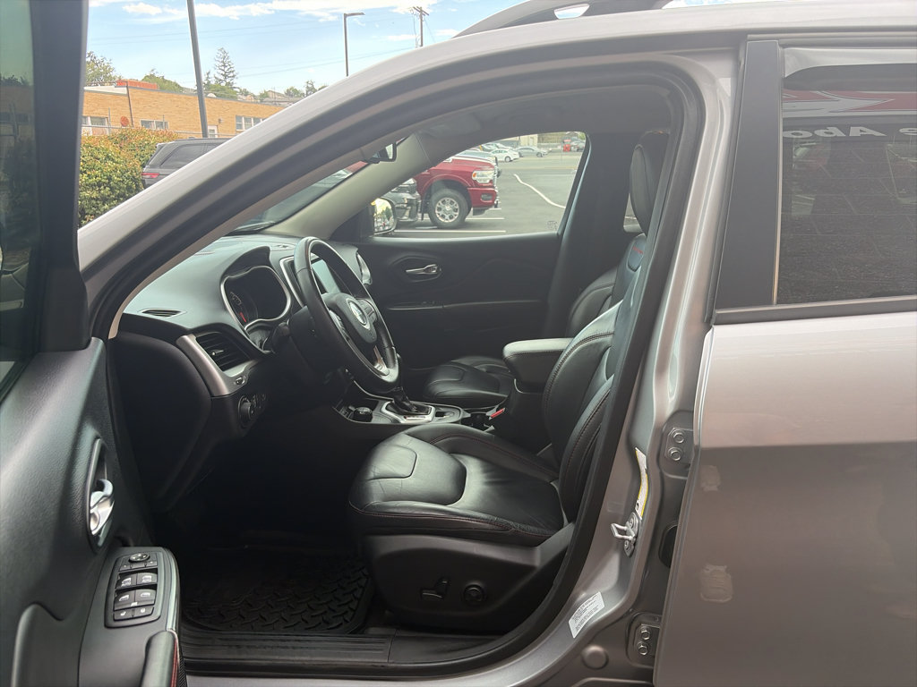 Used 2016 Jeep Cherokee Trailhawk w/ Comfort/Convenience Group AWD/4WD image 13