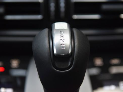 Certified 2025 Porsche Macan image 34