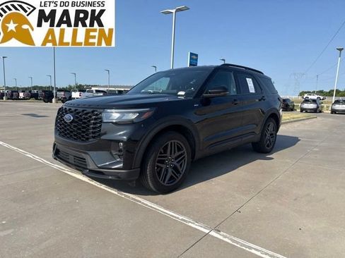 Used 2025 Ford Explorer ST-Line w/ ST-Line Street Pack AWD/4WD image 2