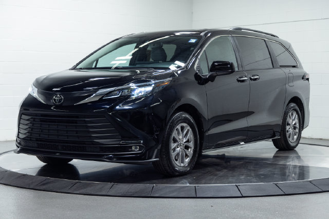 Used 2026 Toyota Sienna XLE FWD image 6