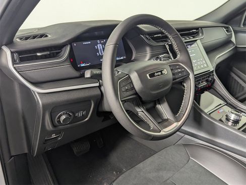 New 2025 Jeep Grand Cherokee Altitude image 11