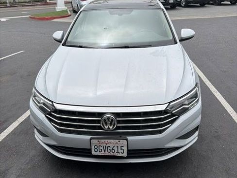 Used 2019 Volkswagen Jetta SE FWD image 3