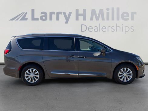 Used 2018 Chrysler Pacifica Touring-L Plus FWD image 7