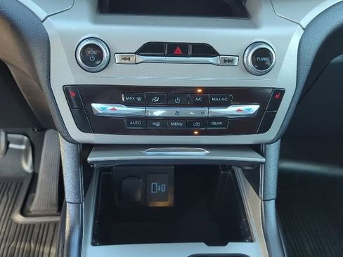 Used 2022 Ford Explorer XLT image 8