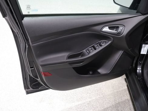 Used 2017 Ford Focus SE w/ Cold Weather Package FWD image 11