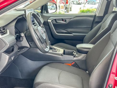 Used 2025 Toyota RAV4 XLE AWD/4WD image 17