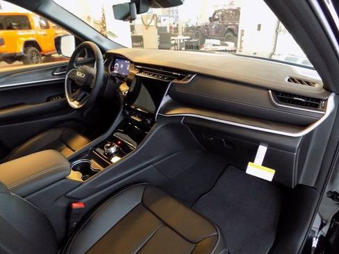 New 2025 Jeep Grand Cherokee Limited w/ Luxury Tech Group II image 28