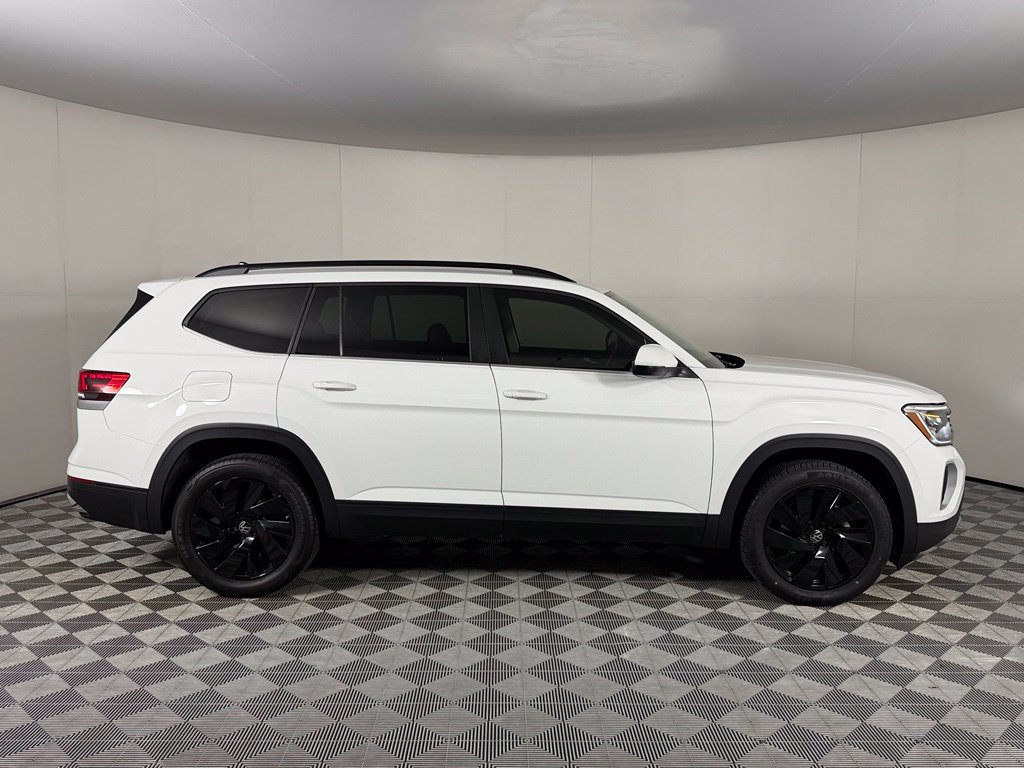 Used 2024 Volkswagen Atlas SE w/ Black Wheel Package FWD image 5
