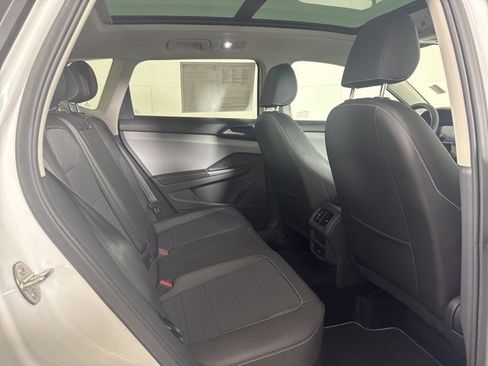 Certified 2024 Volkswagen Taos SE w/ Panoramic Sunroof Package image 5