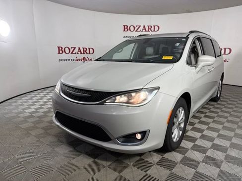 Used 2017 Chrysler Pacifica Touring-L FWD image 4