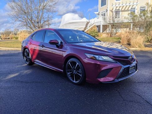 Used 2018 Toyota Camry XSE image 3